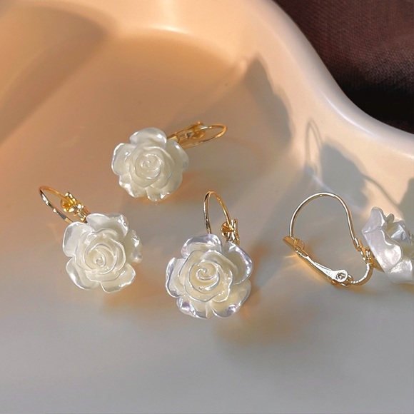 Mother’s Day Special 🌸🌺🌼 Adorable Elegant White Flower Pendant Dangle Earring - Picture 6 of 11